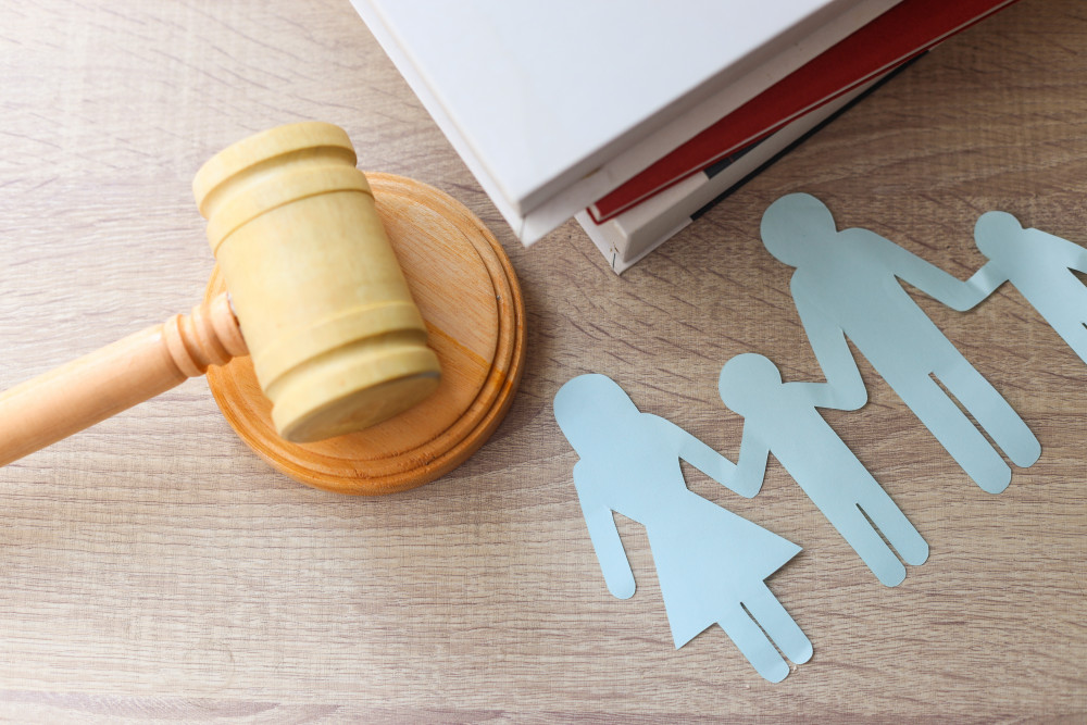 Divorce judiciaire ou à l'amiable : comment choisir la procédure adaptée à votre situation ?